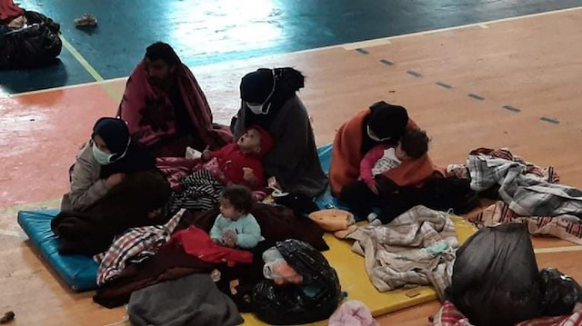 Tekneden tahliye edilen göçmenler, İskele Dr. Fazıl Küçük Spor Salonu'na taşındı. 