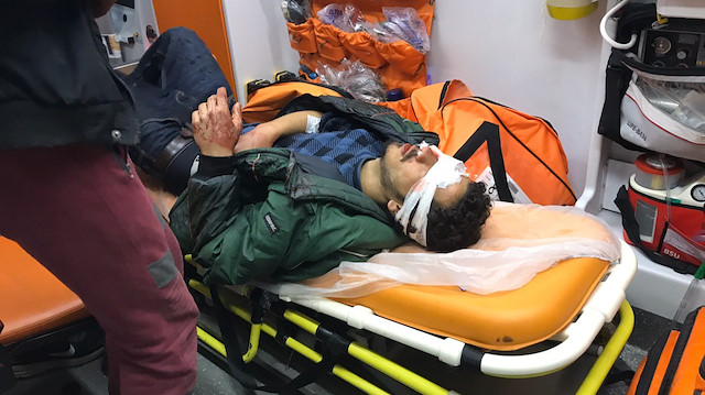 Yaralı sığınmacıyı arkadaşları sahra hastanesine taşıdı.