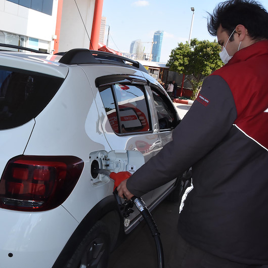 Petrol fiyatları düştü sürücülerin yüzü güldü