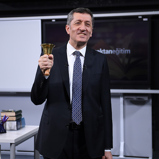 Milli Eğitim Bakanı Selçuk, uzaktan eğitimin ilk ders zilini çaldı
