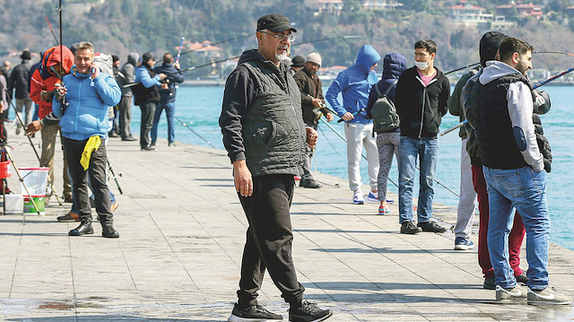 İstanbul’da dün polis ve zabıta sahillere akın eden, balık tutan ve parkları hıncahınç doldurarak piknik yapanları sık sık uyardı.