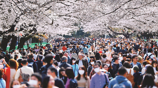 Parklara akın eden Japonların, çoğunlukla maske taktığı görüldü.