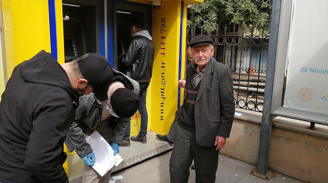  77 yaşındaki Ali Öztopaç yasak dinlemedi.
