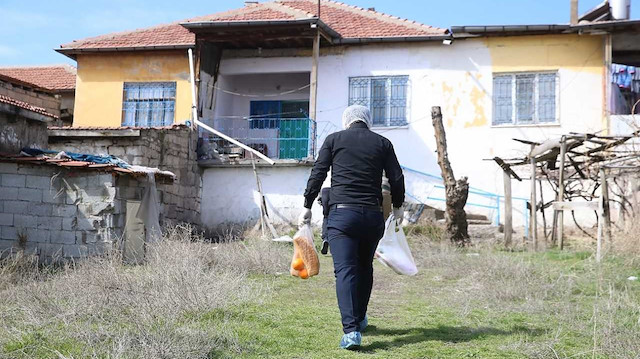 Kayseri'de evlerinden çıkamayan yaşlıların yemek ihtiyaçları belediye tarafından karşılanıyor.