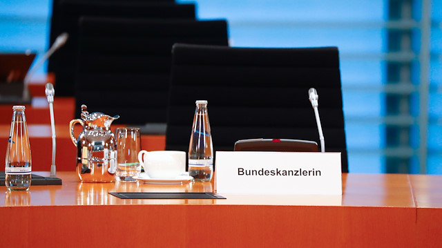 Alman Federal Hükümetinin kabine toplantısında Merkel'in koltuğu boş görüntülendi. 