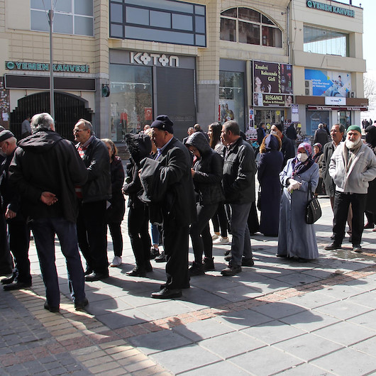 Kayseride yasağa rağmen banka önlerinde kuyruk oluşturdular