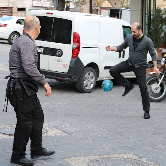 Kahramanmaraşta esnaf müşteri olmayınca futbol oynadı
