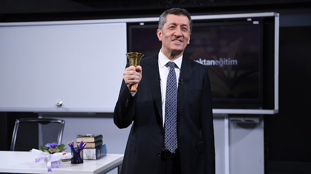 Milli Eğitim Bakanı Ziya Selçuk, TRT-EBA TV'deki "ilk ders" için kamera karşısına geçti.  