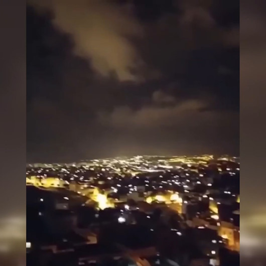 Balkonlara dökülen halk gözyaşları içinde hep bir ağızdan tekbir ve tehlil getirdi