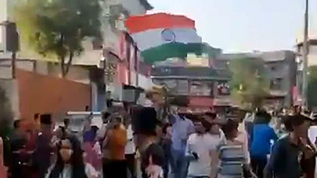 Hindistan'da sağlık çalışanlarına yönelik alkışlı destek kutlamaya dönüştü