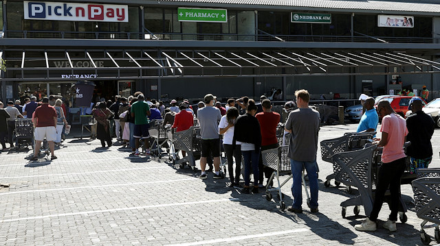 Shoppers queue to stock up on groceries at a Pick n Pay store during a nationwide lockdown of 21 days to try to contain the coronavirus disease (COVID-19) outbreak, in Johannesburg, South Africa, March 24, 2020. REUTERS/Siphiwe Sibeko - RC28QF9CXAOG

