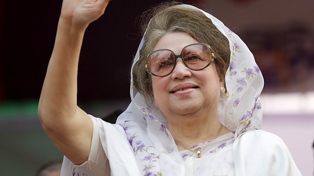 FILE PHOTO Bangladesh Nationalist Party (BNP) Chairperson Begum Khaleda Zia waves to activists as she arrives for a rally in Dhaka January 20, 2014. REUTERS/Andrew Biraj/File Photo

