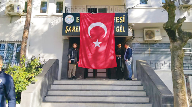 Ergani Belediyesi girişine Türk bayrağı asıldı