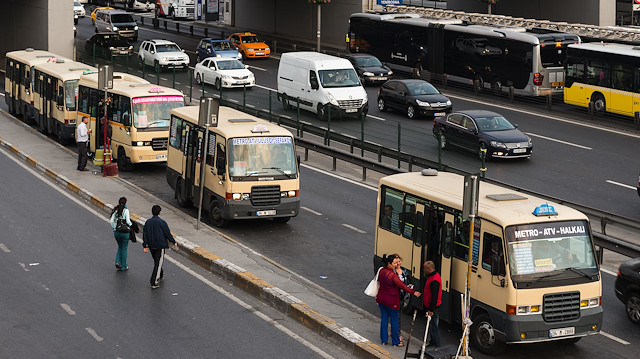 İstanbul genelinde hizmet veren 6 bin 400 hatlı minibüsün 3 bin 500'ü virüs nedeniyle kontak kapattı.