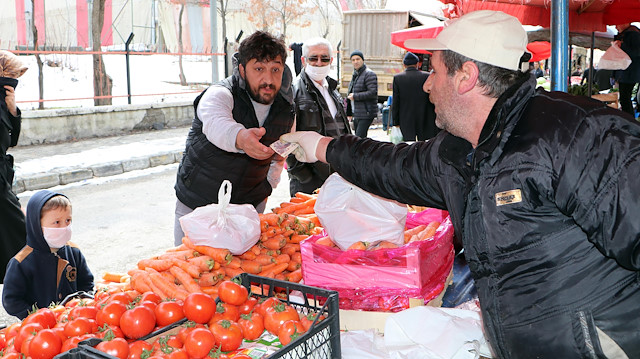 Koronavirüs tedbirleri kapsamında semt pazarlarında seç-al dönemi sona ermişti.