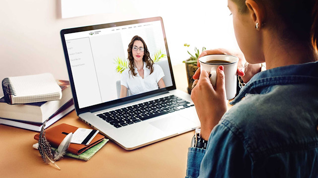 Tüm dünyayı etkisi altına alan koronavirüs salgını sonrası eve kapanan vatandaşlar için 'online psikolojik terapi' dönemi başladı. Eve kapandıkları ve için kaygıları artan insanlar çaresizce beklemekteler. Doktoruna yüz yüze ulaşamayan danışanlar için son derece yararlı ve etkili olan online terapiye olan ilgili koronavirüs tedbirleri kapsamında bir hayli arttı. Terapistlerin internet üzerinden danışmanlık ve destek verdikleri bu sistem, kaygılarını kontrol edemeyen insanlar için sosyal izolasyon döneminde sarıldıkları bir umut oldu. Birçok belediyede evden çıkamayan vatandaşlarında oluşan koronafobiyi gidermek için bünyesindeki psikologlarla online terapi vermeye başladı.