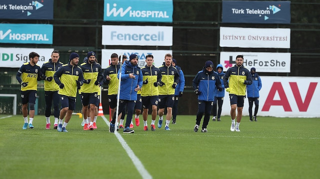 Fenerbahçeli futbolcular bugün koronavirüs testlerinden geçmişti.