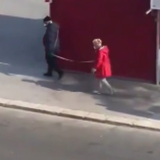 Yaşlı çiftin metreli sosyal mesafe önlemi sosyal medyada gündem oldu