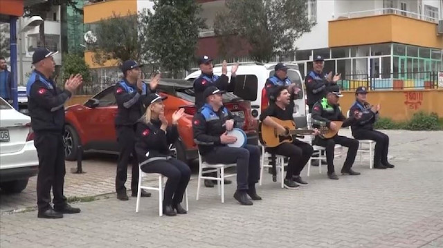 موسيقي وغناء.. الشرطة التركية ترفع معنويات مواطنيها ضد كورونا
