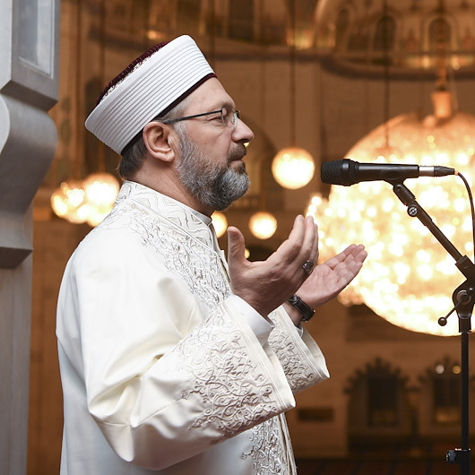 Diyanet İşleri Başkanı Erbaş, koronavirüsün son bulması için dua etti