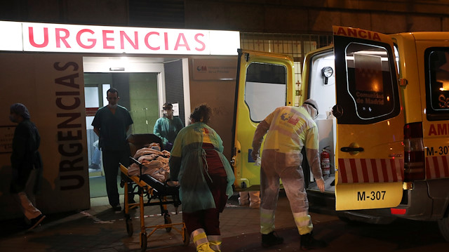 File photo: Ambulance workers wearing protective gear arrive with a patient at La Princesa hospital during the coronavirus disease (COVID-19) outbreak in Madrid, Spain March 25, 2020. REUTERS/Susana Vera

