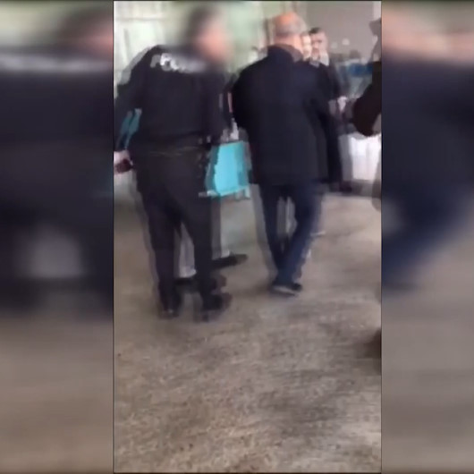Yaşlı adamı bağırarak azarlayan polis memuru görevden uzaklaştırıldı