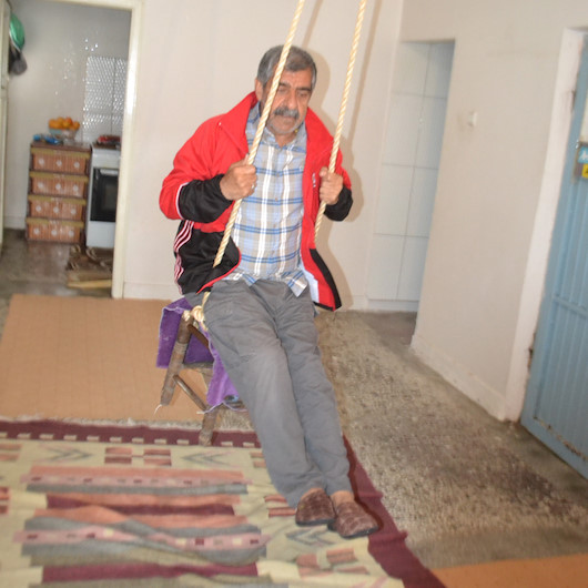 Evinden çıkmayan 70 yaşındaki Ali dede sıkılınca salıncak yaptı