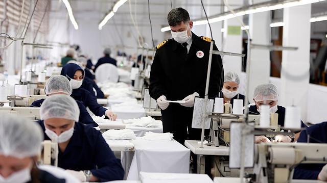 Milli Savunma Bakanı Hulusi Akar'ın talimatıyla Bakanlığa bağlı fabrikalarda maske üretimi arttı. 