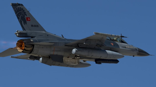 Türk F-16 uçağı.