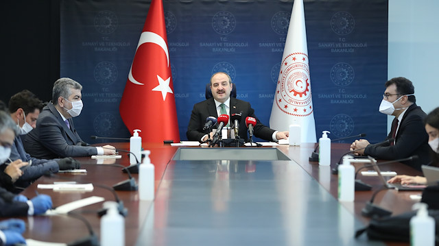 وزير الصناعة التركي: سنقدم لوزارة الصحة ألف جهاز تنفس قريبا