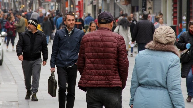 Evde kalın çağrılarına rağmen bazı illerde yoğunluk devam ediyor. 