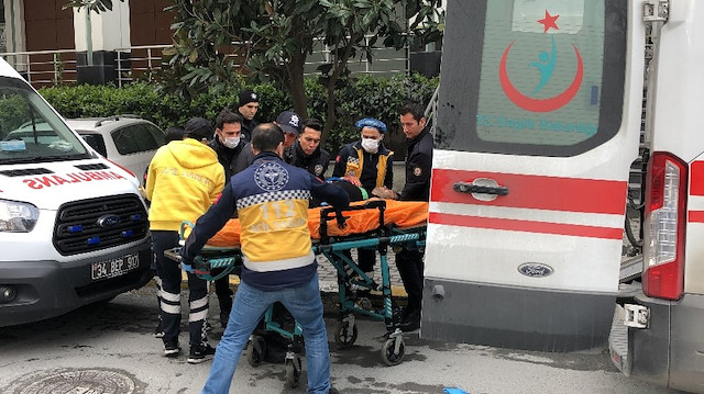 Yaralılar ambulanslarla hastaneye kaldırıldı. 