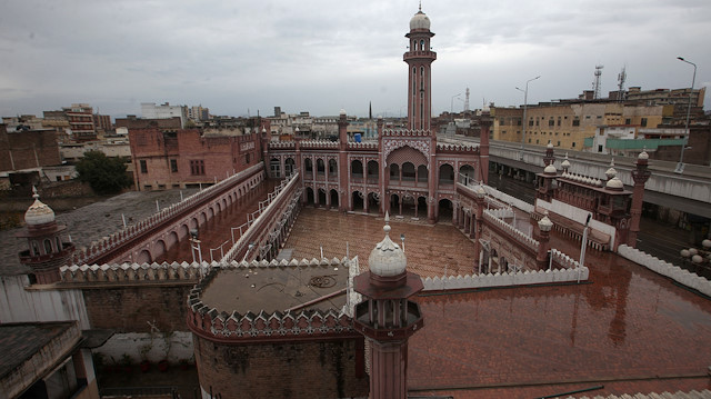 A deserted view of a mosque during a lockdown after Pakistan shut all markets, public places and discouraged large gatherings amid an outbreak of coronavirus disease (COVID-19), in Peshawar, Pakistan March 27, 2020. REUTERS/Khuram Parvez

