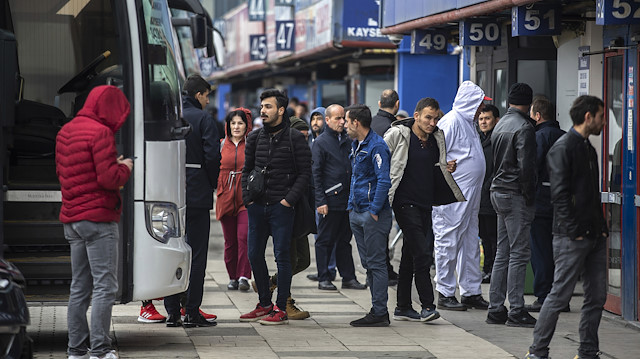 ​İstanbul Bayrampaşa'da bulunan otogardaki birçok otobüs firması, bugün saat 17.00'den itibaren geçerli olacak şehirler arası yolculuk kısıtlaması dolayısıyla akşam seferlerini iptal etti.