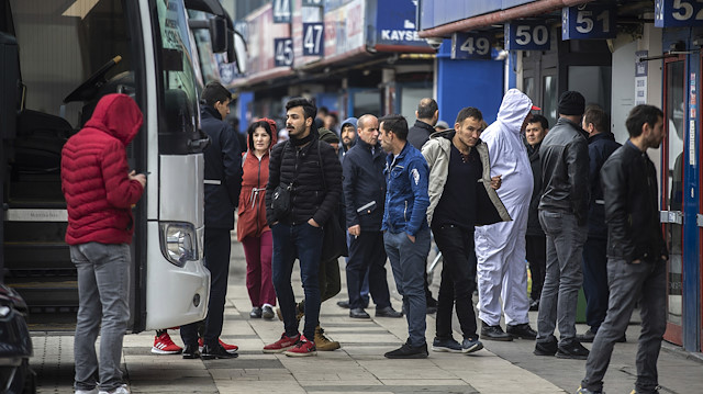 İstanbul Bayrampaşa'da bulunan otogardaki birçok otobüs firması, bugün saat 17.00'den itibaren geçerli olacak şehirler arası yolculuk kısıtlaması dolayısıyla akşam seferlerini iptal etti.