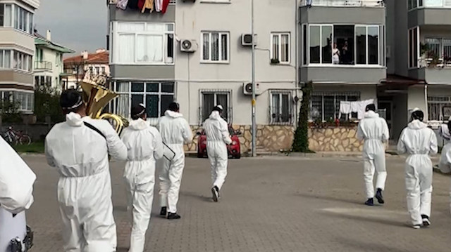 Evde kalan vatandaşlara sokak konseri