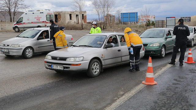 Yozgat İl Sağlık Müdürlüğü ekipleri, koronavirüs tedbirleri kapsamında kent girişlerinde araçları durdurarak, yolcuların ateşini ölçüyor. 