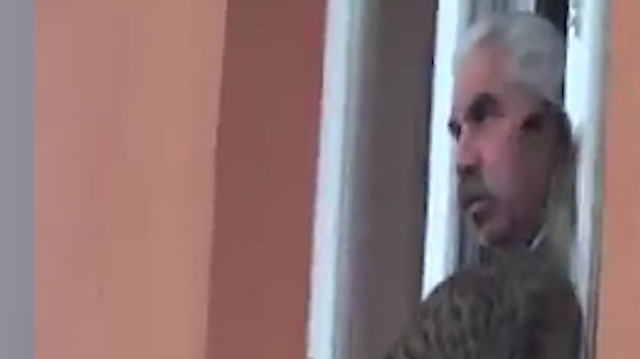 Kendisi dışarı çıkamayınca beslediği kediler evine gelmeye başladı