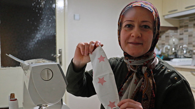 Evinin mutfağında maske dikiyor