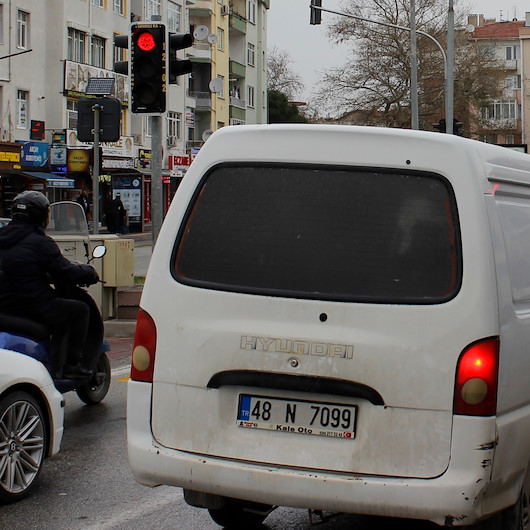 Trafik ışıklarında sürücüleri şaşırtan yazı