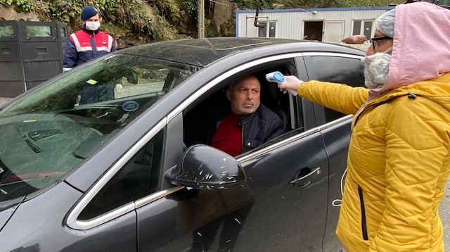 Rize Valiliğince, koronavirüs salgınını önleme çalışmaları kapsamında alınan kararlar doğrultusunda Rize’nin ana giriş noktaları olan Alipaşa, Fındıklı, İkizdere ve İyidere ilçelerinde İl Sağlık Müdürlüğü, İl Emniyet Müdürlüğü ve İl Jandarma Komutanlığı ekiplerince, yolcular sağlık taramasından geçiriliyor. 