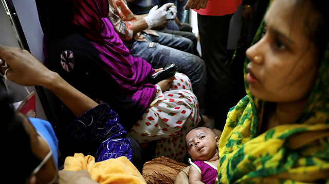 People board in a overcrowded train at the Kamalapur Railway Station to go home before shutdown all the public transports amid coronavirus disease (COVID-19) outbreak in Dhaka, Bangladesh, March 24, 2020. REUTERS/Mohammad Ponir Hossain

