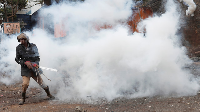 Kenya Da Pazar Yerlerinde Sosyal Mesafeyi Korumak Icin Goz Yasartici Gaz Ile Mudahale Ediliyor