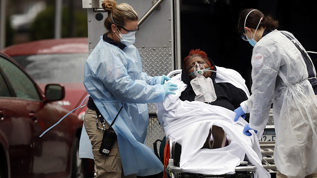 New York'taki acil servis çalışanları her gün yüzlerce koronavirüs tespitler hastaları ambulansla hastanelere kaldırıyor.