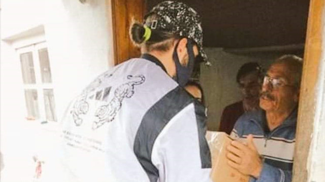 Milli futbolcumuz Yusuf Yazıcı, maskesini ve eldivenini takıp evinden çıkamayan yaşlı insanlara yardımda bulundu.