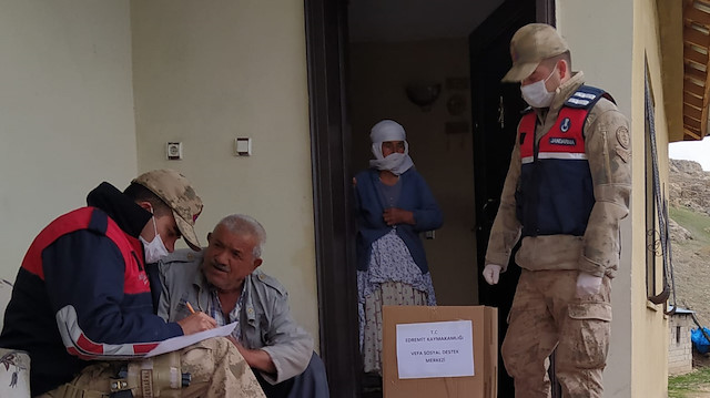 Turkish soldiers help elderly amid coronavirus