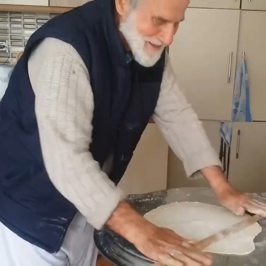 EvdeKal manzaraları: 74 yaşındaki Havranlı Kadir Amca eşine börek pişirdi