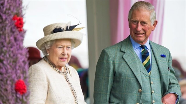 Kraliçe Elizabeth ve oğlu Prens Charles.