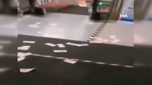 Xi’an kentindeki bir metro istasyonunda kimliği belirsiz bir kişi tarafından etrafa kağıt paralar saçıldı. 