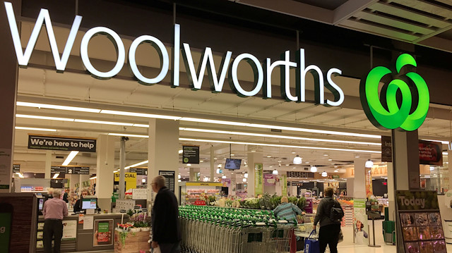 FILE PHOTO: Shoppers walk into a Woolworths supermarket in Sydney, Australia August 22, 2017. REUTERS/Jason Reed/File Photo


